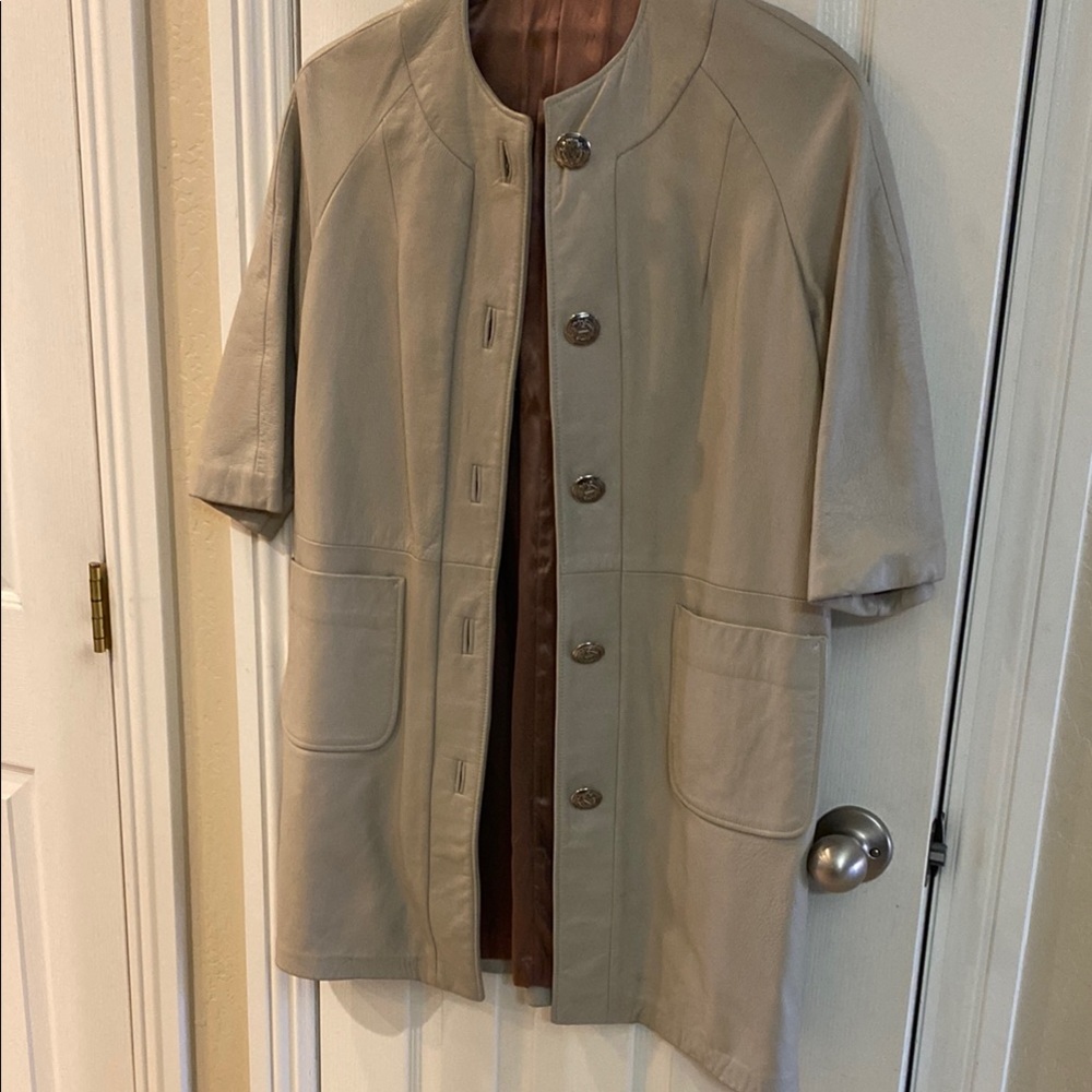 Vintage Cream Leather Jacket with Three-Quarter Sleeves and Rounded Collar